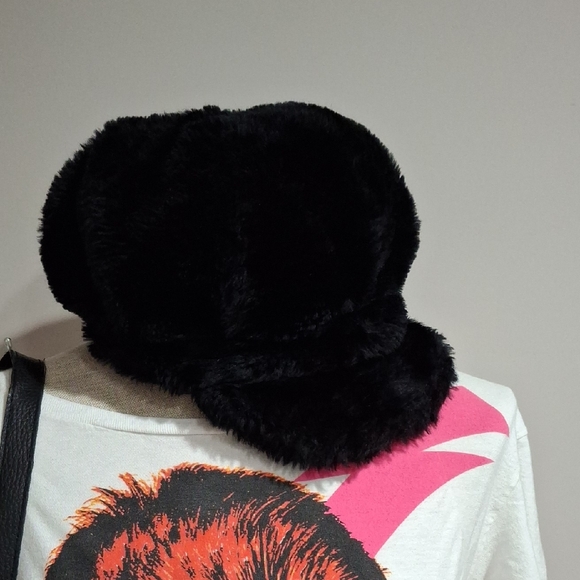 🔥 3/$30 🔥 Furry Black Cap and Bag Set - Picture 2 of 5